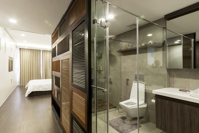 Mẫu phòng ngủ với nhà vệ sinh hiện đại, riêng biệt