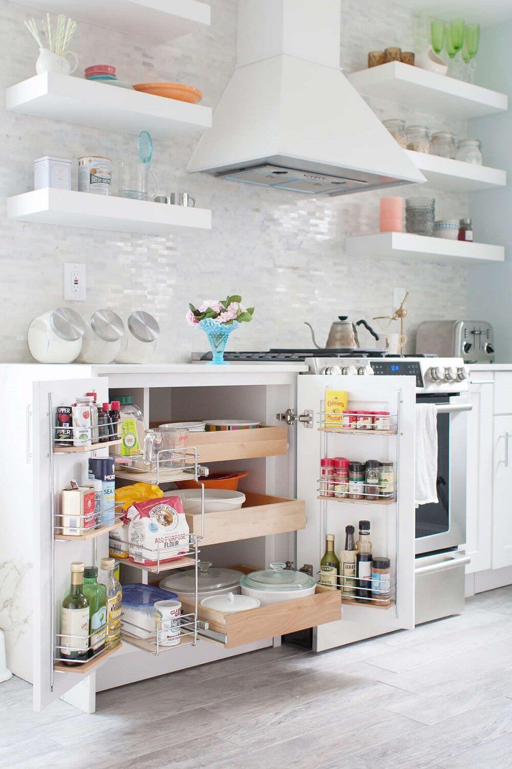 Phòng bếp của bạn đang để đồ đạc lung tung, cảm giác bừa bộn khiến bạn không thích thú khi vào đó? Hãy để chúng tôi giúp bạn sắp xếp phòng bếp gọn gàng, tươi sáng trở lại và trở thành không gian thật sự tuyệt vời.