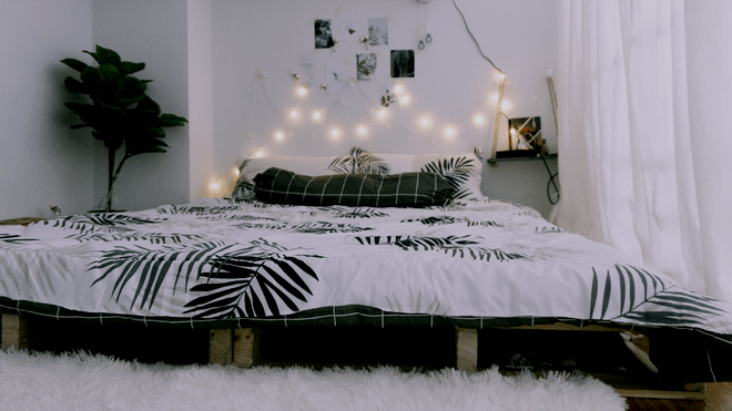 phòng ngủ bằng gỗ pallet màu đen