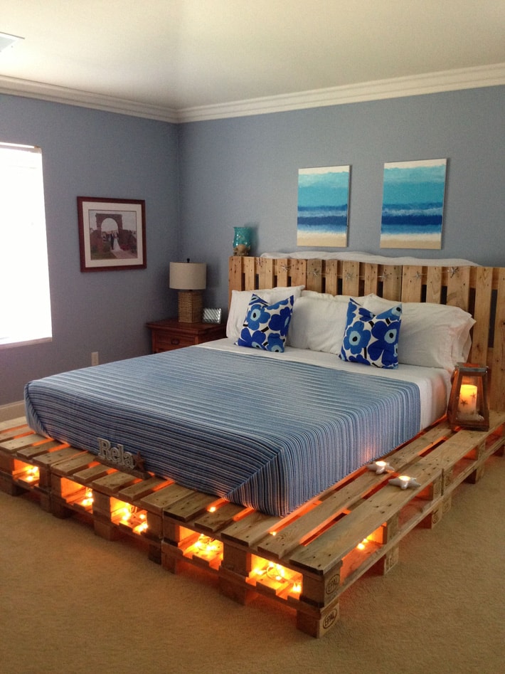 Mẫu 4: Phòng ngủ trang trí bằng gỗ pallet và đèn led