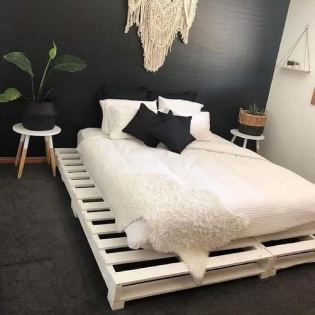 Phòng ngủ bằng gỗ pallet màu đen