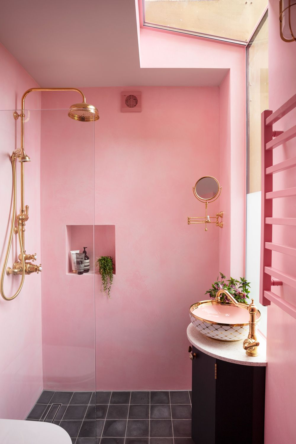 nhà tắm màu hồng