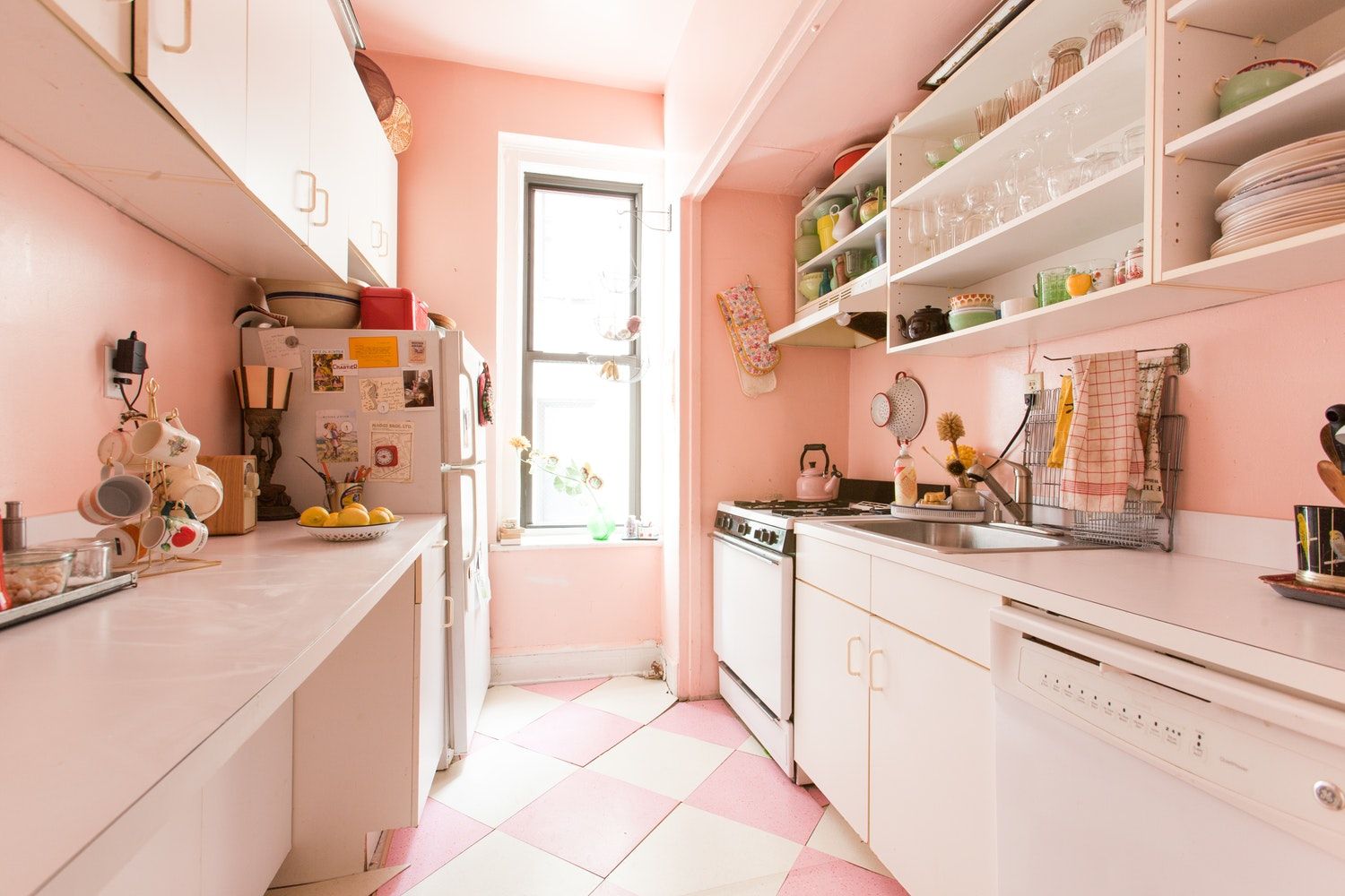Sáng tạo với phòng bếp màu hồng 2024! Năm nay, nhà bếp của bạn sẽ trở thành một sự kết hợp tuyệt vời giữa cái mới và cổ điển. Sử dụng sắc hồng trang nhã, các phụ kiện in hoạt hình, và vật liệu đẹp mắt để tạo ra một không gian độc đáo và vui tươi.