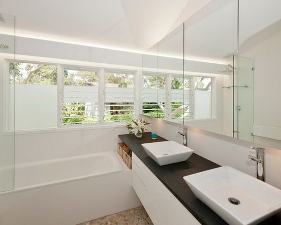 Cửa sổ phòng tắm đẹp: Cửa số phòng tắm đẹp sẽ là điểm nhấn trong không gian phòng tắm của bạn. Với khung cửa bằng kính trong suốt và thiết kế hiện đại, cửa sổ này sẽ giúp cho bạn có được khoảng không gian mở rộng hơn và cảm giác tự nhiên, tốt cho sức khỏe.